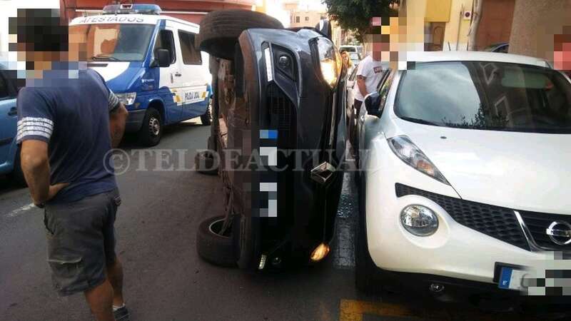 El vehículo volcó sobre el costado del conductor (Foto TA)